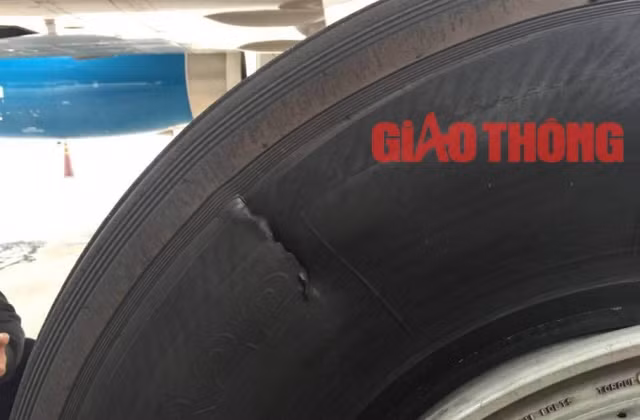 Vết rách lốp máy bay. (Ảnh: Báo Giao thông)
