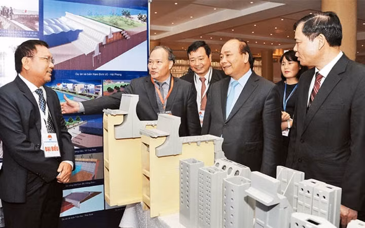 Thủ tướng Nguyễn Xuân Phúc tham quan triển lãm của các đơn vị tại Hội nghị toàn quốc về công tác phòng, chống thiên tai.
