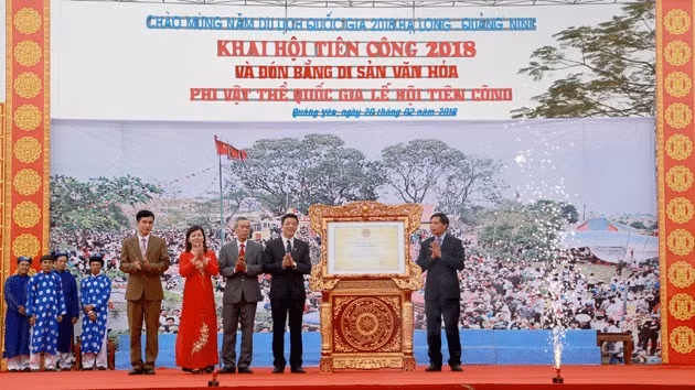 Lãnh đạo tỉnh Quảng Ninh trao Bằng Di sản văn hoá phi vật thể quốc gia lễ hội Tiên Công cho thị xã Quảng Yên (Ảnh: Quang Thọ).