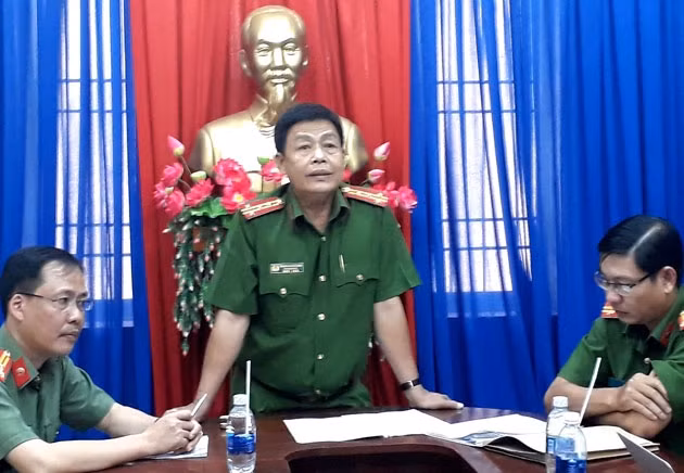 Đại tá Trương Ngọc Danh (đứng) cung cấp thông tin việc bắt giam bà Mai vào cuối giờ chiều 17-12. 
