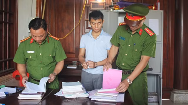 Bắt đối tượng Trần Văn Tuấn và khám xét nơi làm việc.