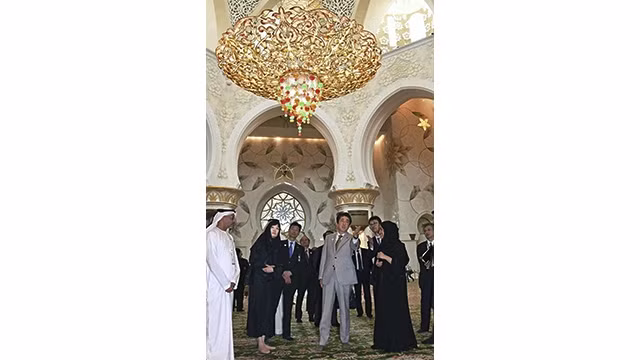 Thủ tướng Nhật Bản S.Abe trong chuyến thăm UAE. (Ảnh: KYODO)