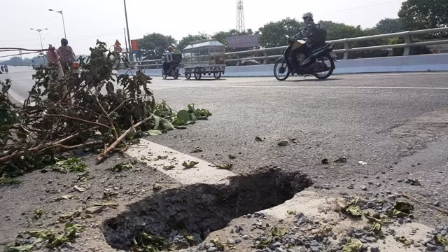 Hố sâu xuất hiện do sụt, lún trên cầu Tân Phong.
