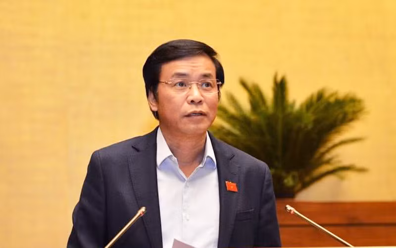 Tổng Thư ký Quốc hội, Chủ nhiệm Văn phòng Quốc hội Nguyễn Hạnh Phúc trình bày Tờ trình Dự án Luật sửa đổi, bổ sung một số điều của Luật Tổ chức Quốc hội.