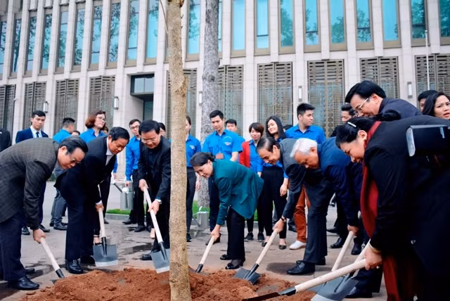 Chủ tịch Quốc hội Nguyễn Thị Kim Ngân và các đồng chí lãnh đạo Quốc hội tham gia trồng cây hoa ban ở khu vực Nhà Quốc hội.