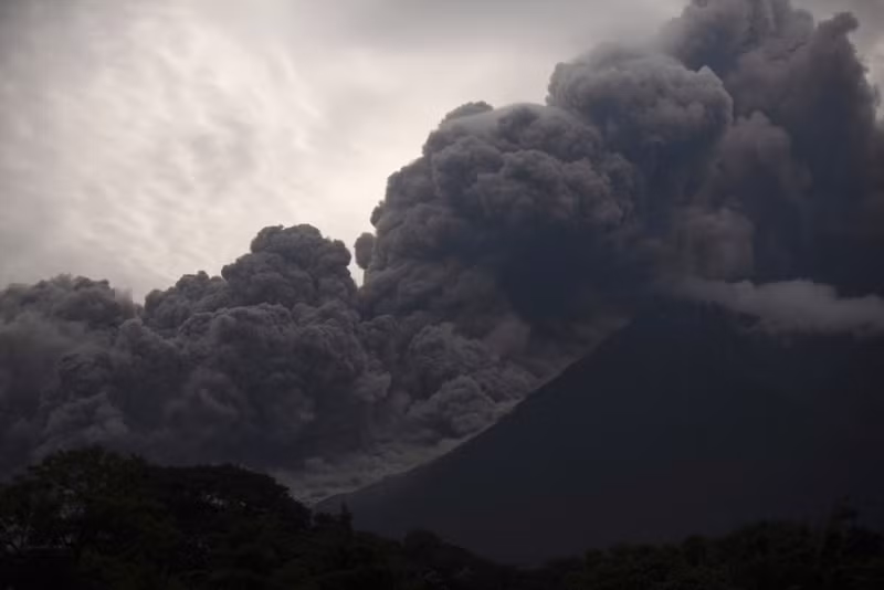 Cột khói đen dày đặc và tro bụi bay tới thủ đô Guatemala City và nhiều khu vực khác. (Ảnh: AP)