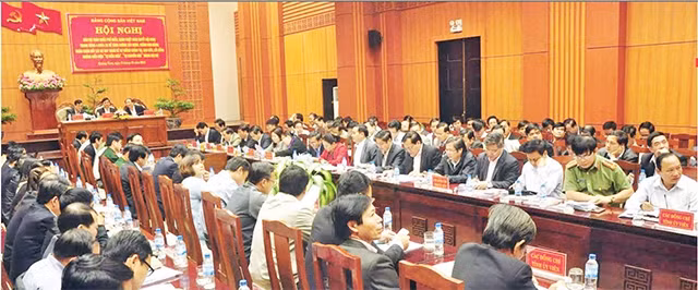  Cán bộ chủ chốt tỉnh Quảng Nam tham dự Hội nghị trực tuyến cán bộ toàn quốc phổ biến, quán triệt Nghị quyết Trung ương 4 (khóa XII). Ảnh: Nguyễn Đoan