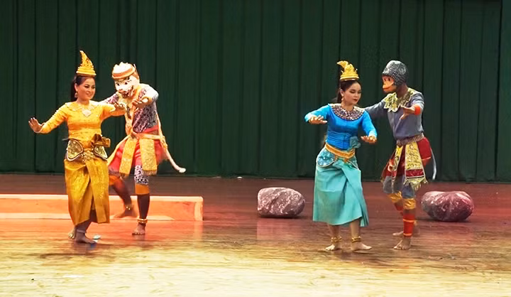 Tiết mục múa Rô-băm.