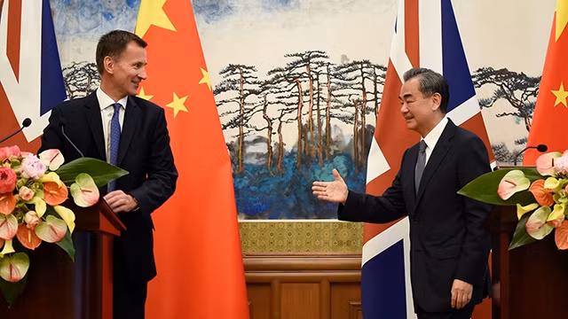 Bộ trưởng Ngoại giao Anh Jeremy Hunt và người đồng cấp Trung Quốc chủ trì buổi họp báo sau hội đàm. Ảnh: FINANCIAL TRIBUNE