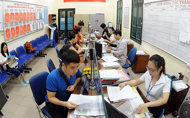 Người dân làm thủ tục hành chính tại bộ phận một cửa phường Lê Ðại Hành, quận Hai Bà Trưng (Hà Nội). Ảnh: ANH AN
