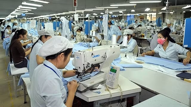 Theo Moody’s, Việt Nam vẫn đang nắm giữ lợi thế so sánh trong xuất khẩu các mặt hàng thâm dụng lao động như dệt may. (Ảnh: Anh Sơn)