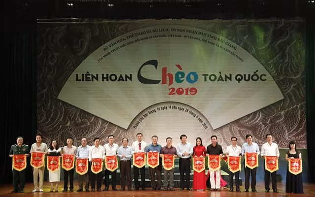 Đại diện các đoàn nghệ thuật chèo tham gia Liên hoan nhận cờ của Ban Tổ chức.