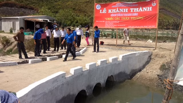 Tại lễ khánh thành cây cầu cho người dân xã Vạn Thạnh, huyện Vạn Ninh, sáng 30-7.