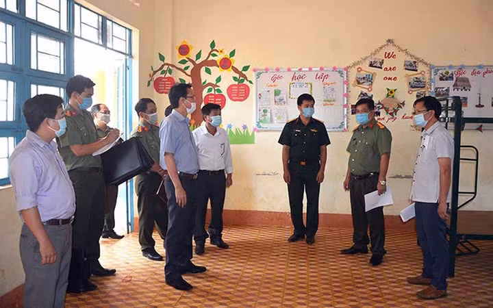 Đoàn công tác Công an tỉnh Gia Lai kiểm tra khu vực cách ly y tế tập trung tại Trường THCS Nội trú huyện Ia Grai. Ảnh: NGUYỄN HỮU