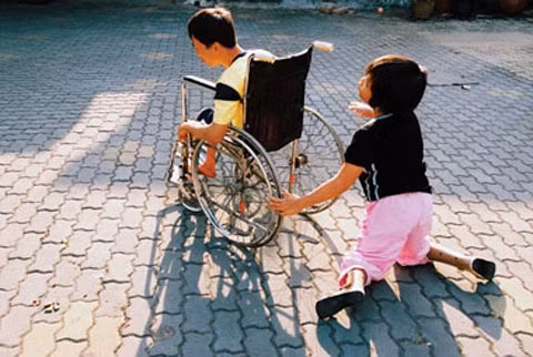 Họ ăn cắp tiền của những đứa trẻ như thế này. (tuyengiao.vn)