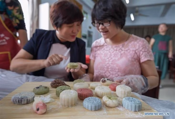 Những chiếc bánh Trung thu màu sắc. (Ảnh: Tân Hoa xã)