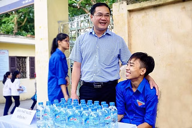 Đồng chí Nguyễn Ngọc Việt thăm, động viên các tình nguyện viên chương trình "Tiếp sức mùa thi" năm 2018.