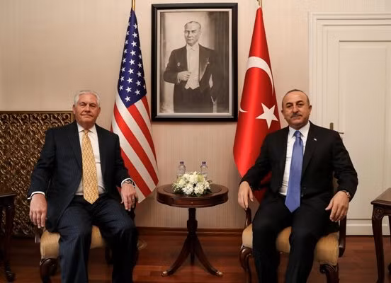 Ngoại trưởng Mỹ Rex Tillerson (bên trái) và Bộ trưởng Ngoại giao Thổ Nhĩ Kỳ Mevlut Cavusoglu. (Ảnh: Reuters)