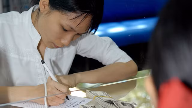 Đồng USD tăng làm tăng áp lực điều chỉnh tỷ giá tương lai của VND. Ảnh: NAM NGUYỄN