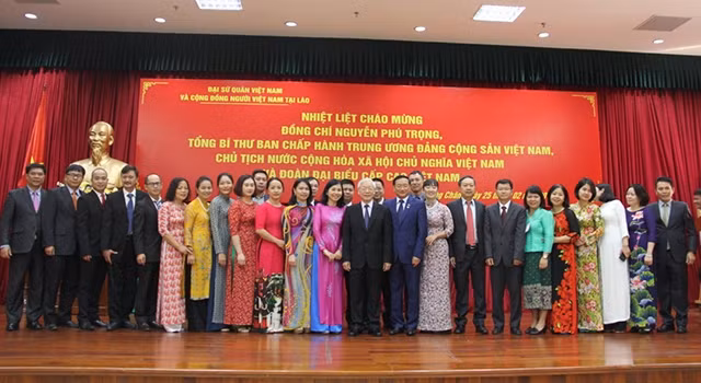 Tổng Bí thư, Chủ tịch nước Nguyễn Phú Trọng cùng cán bộ, nhân viên Đại sứ quán Việt Nam tại Lào.