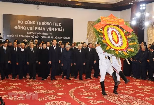 Sáng 20-3, tại Trung tâm Hội nghị Quốc tế (Hà Nội), Hội trường Thống Nhất (TP Hồ Chí Minh), lễ viếng nguyên Thủ tướng Phan Văn Khải theo nghi thức Quốc tang đã diễn ra trọng thể.