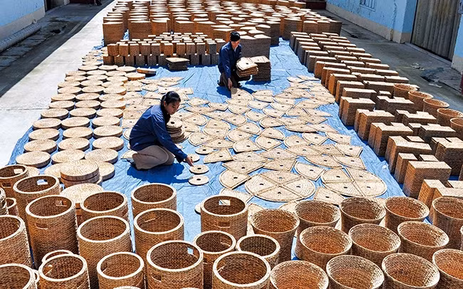 Sản xuất hàng thủ công mỹ nghệ xuất khẩu tại Hợp tác xã Quang Minh, thành phố Mỹ Tho (Tiền Giang). Ảnh: LẬP ĐỨC