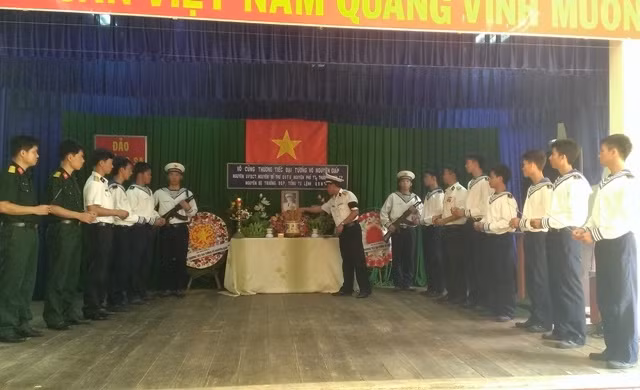 Quân dân Trường Sa thành kính viếng Đại tướng Võ Nguyên Giáp