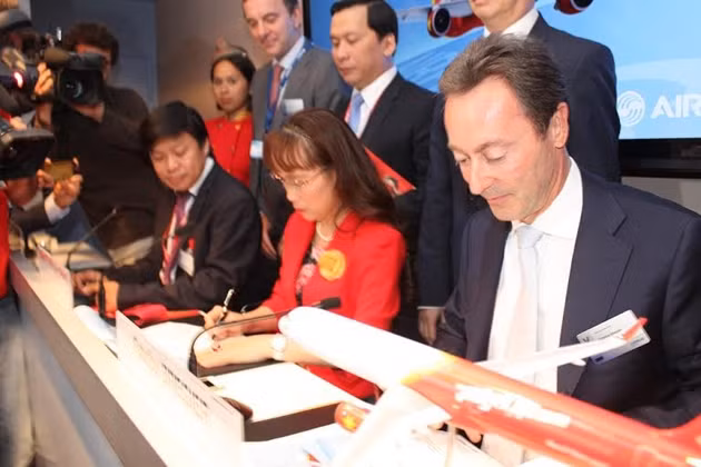 Tổng Giám đốc Vietjet Nguyễn Thị Phương Thảo và Tổng Giám đốc Airbus Fabrice Brégier ký hợp đồng mua thêm sáu máy bay A321.