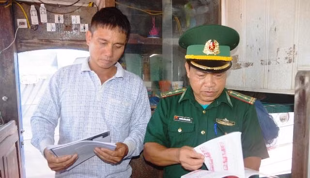BĐBP kiểm tra các thủ tục để các tàu cá xuất bến.