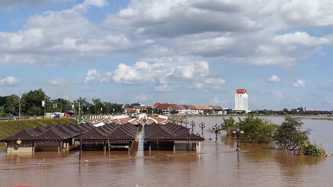 Toàn bộ khu chợ tại bãi bồi sông Mekong bị ngập do nước sông dâng cao tại thủ đô Vientiane (Lào).