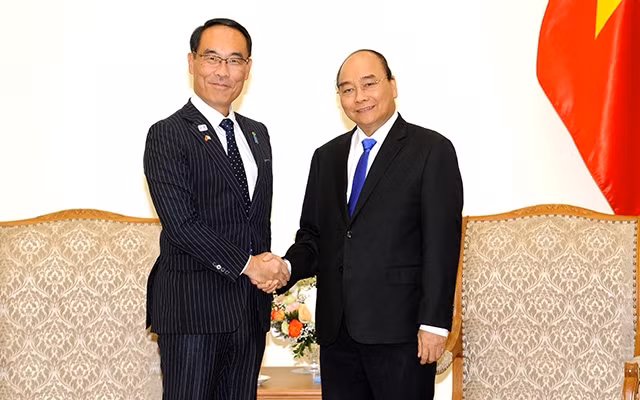 Thủ tướng Nguyễn Xuân Phúc tiếp ông Mô-tô-hi-rô Ô-nô, Thống đốc tỉnh Xai-ta-ma. Ảnh: TRẦN HẢI