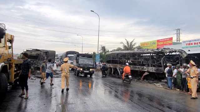 Lực lượng cảnh sát giao thông giải tỏa hiện trường bảo đảm giao thông không bị ùn tắc.