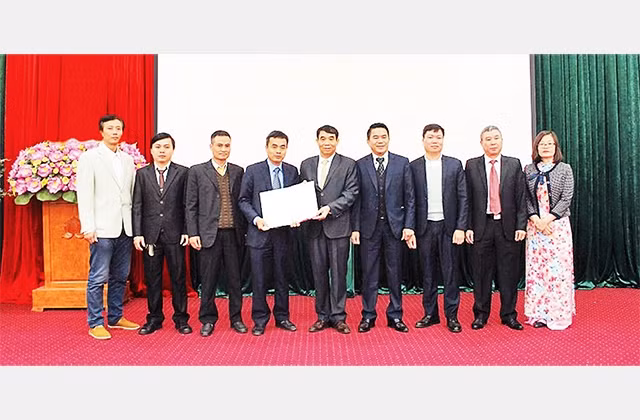 Đảng ủy Khối Doanh nghiệp quận Nam Từ Liêm trao quyết định thành lập Chi bộ Đảng tại Công ty CP Đầu tư xây dựng và kính Vinaconex. Ảnh: QUANG VINH