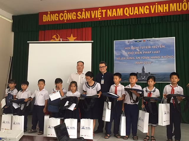 Trao học bổng cho các học sinh nghèo học giỏi trong khuôn khổ chương trình.