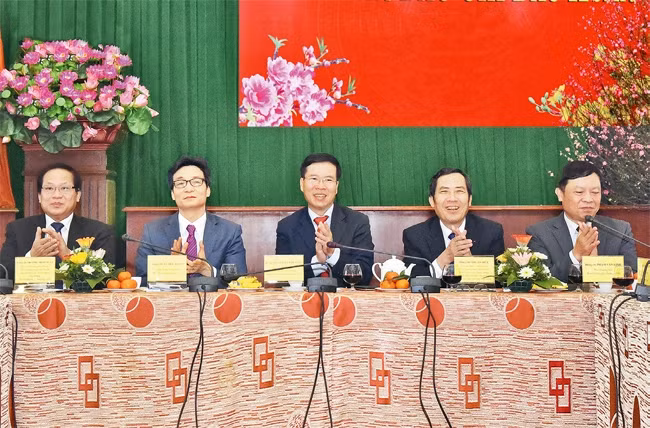 Các đồng chí lãnh đạo Đảng, Nhà nước và đại biểu dự Giao ban báo chí đầu Xuân. Ảnh: DUY LINH