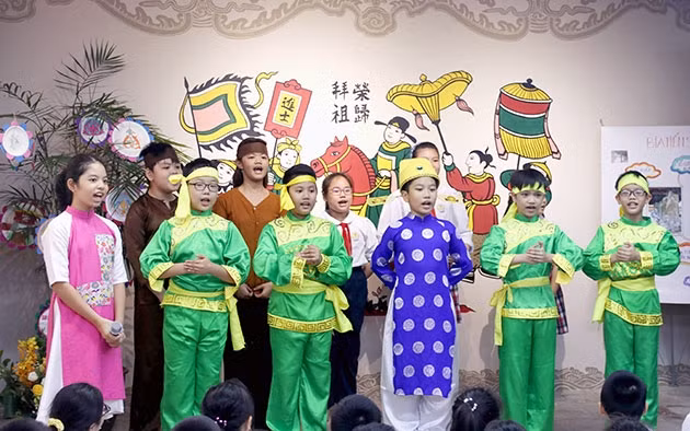 Hoạt cảnh của các em học sinh trường Tiểu học Phan Chu Trinh dàn dựng sau khi tham quan, học tập tại Văn Miếu.
