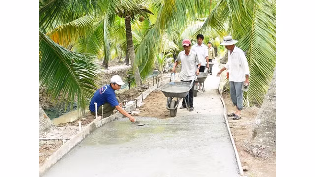 Người dân xã Phú Long, huyện Bình Đại (Bến Tre) tham gia làm đường giao thông nông thôn. Ảnh: HỮU HIỆP