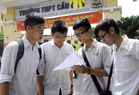 Thí sinh trao đổi bài sau khi kết thúc môn thi Toán tại hội đồng thi Trường THPT Cầu Giấy (quận Cầu Giấy, Hà Nội).  Ảnh: DUY LINH