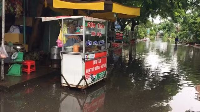 Nhiều tuyến đường tại TP Bạc Liêu bị ngập nước, làm đảo lộn cuộc sống nhân dân.