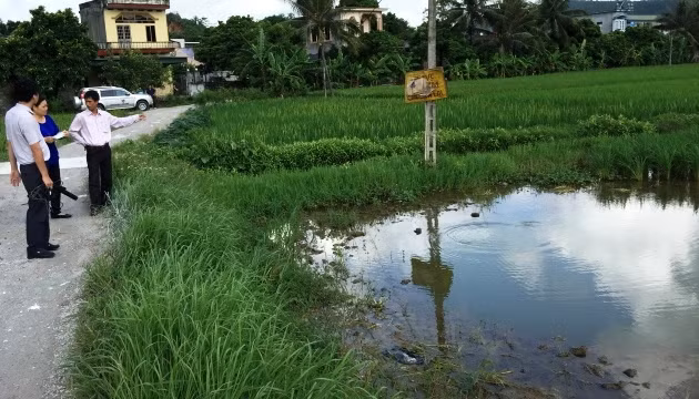 Hố tử thần sâu 30 m, không được che chắn, nằm sát đường giao thông, rất dễ gây tai nạn chết người.