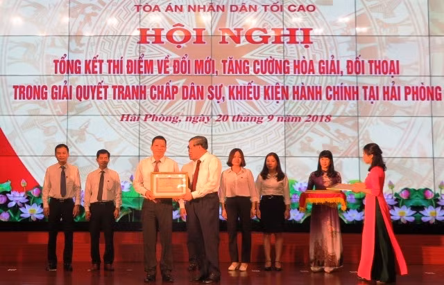 Khen thưởng các tập thể, cá nhân có thành tích tại Hải Phòng.