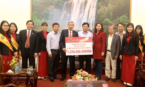 Đại diện Agribank trao số tiền 1,25 tỷ triệu đồng cho Ủy ban MTTQ Việt Nam tỉnh TT-Huế nhằm giúp nhân dân khắc phục hậu quả các đợt lũ lụt.