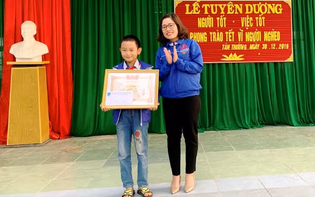 Lãnh đạo Tỉnh đoàn Thanh Hóa tra tặng giấy khen cho học sinh Đỗ Quốc Anh