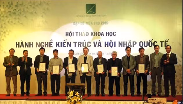 Trao chứng nhận KTS ASEAN cho các KTS Việt Nam.
