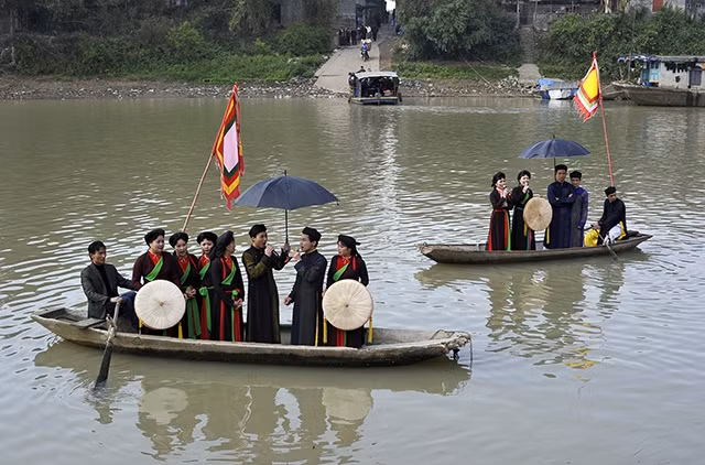 Hát quan họ trên sông trong ngày hội làng Thổ Hà, xã Vân Hà, huyện Việt Yên (tỉnh Bắc Giang). Ảnh: TRUNG PHONG