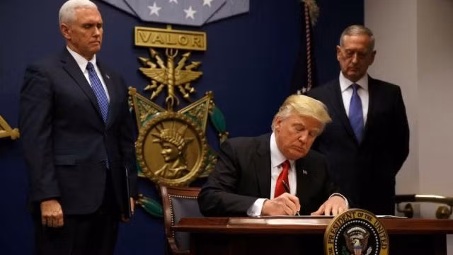 Tân Tổng thống Mỹ Donald Trump ký sắc lệnh hạn chế người nhập cư vào Mỹ hôm 27-1-2017. (Ảnh: Reuters)