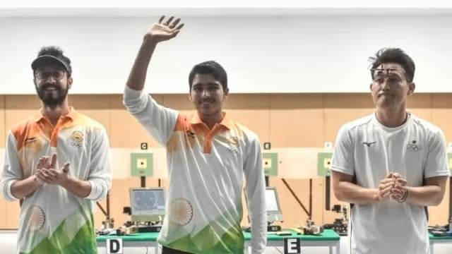 Không những giành HCV, Saurabh Chaudhary (giữa) còn thiết lập nên kỷ lục mới trong lần đầu tiên tham dự Asiad. (Ảnh: asiangames2018.id)