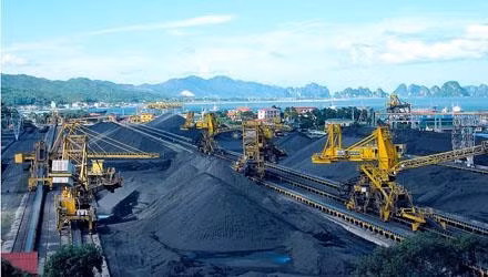 Hệ thống băng tải rót than của Công ty Tuyển than Cửa Ông.