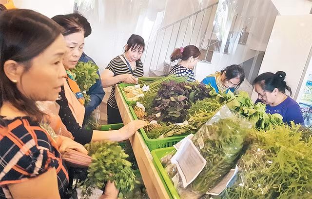 Người dân mua thực phẩm tại siêu thị "Bữa ăn an toàn" (quận Hoàng Mai).