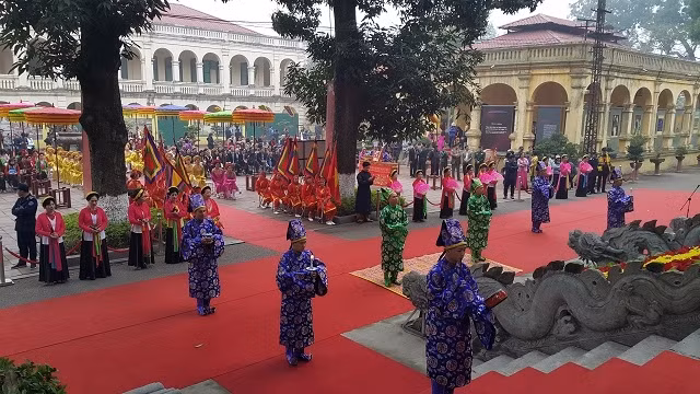 Lễ dâng hương tại khu vực thềm rồng điện Kính Thiên.